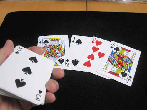 テーブルの裏向きのカードを表向きにして、このマジックを終わります