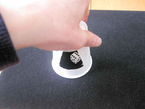紙コップの切り込みを押さえている親指を離すと、サイコロは落ちてきます
