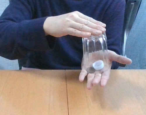 右手はコインを持ったフリをしながら、グラスを底に押し当てます