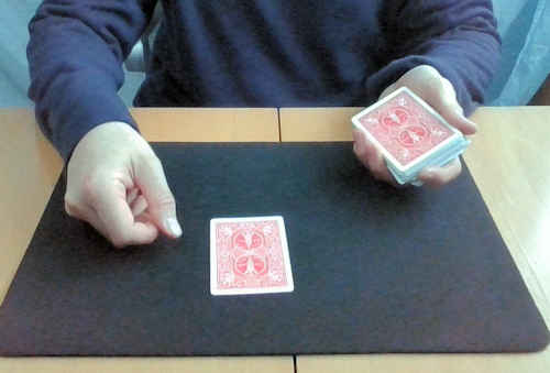 取り出したカードは裏向きのまま、テーブルにおきます