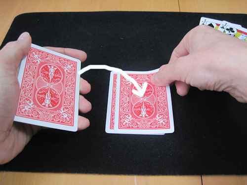 ３枚目のカードは、テーブルの上のカードに重ねました