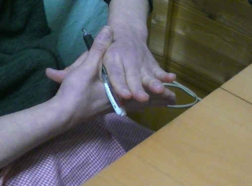 親指のつけ根を合わせながら、右の親指でペンをおさえます