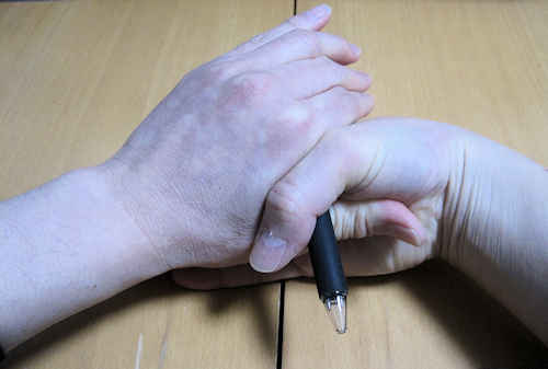 左手の親指以外の４本指でペンを押さえます