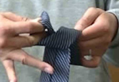 ネクタイの太いほうに輪を作る