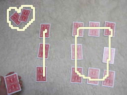 ハートの10の形が、カードで作られた