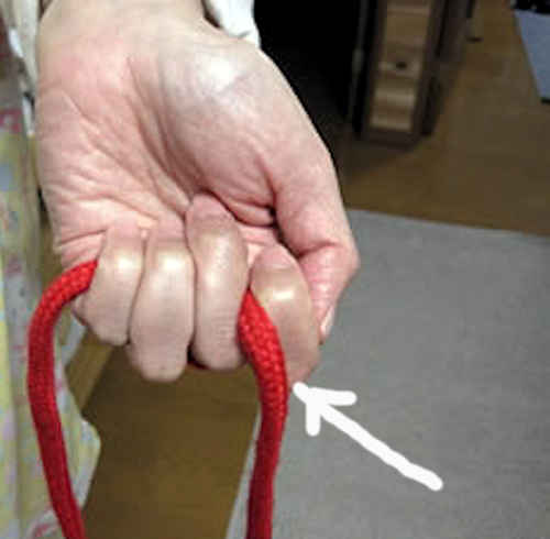 握ったロープを中指の片側にかける