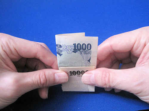 さらに千円札を左から右に半分に折ります