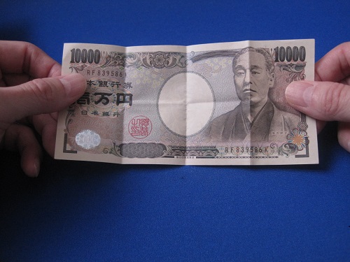 一万円札を折っていきます