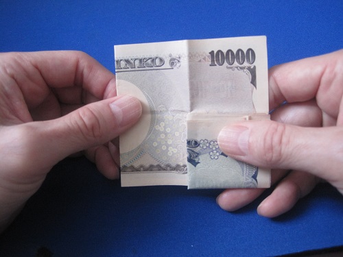 一万円札を左から右に広げます。