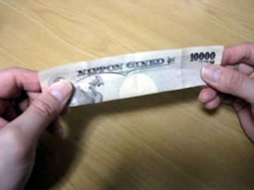 一万円札を下半分を折ります