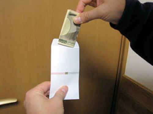 封筒の後ろにある１万円札を引き出す