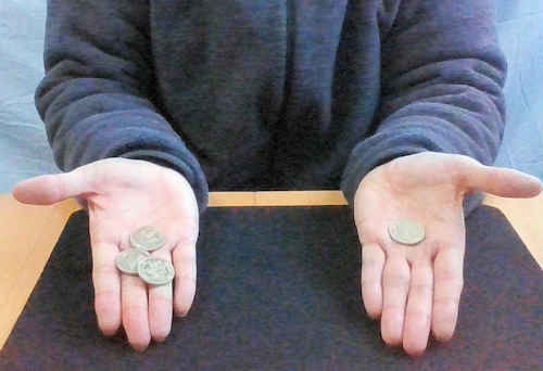 手を開くと右手にコインが３枚、左手に１枚になりました。