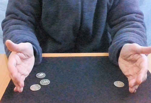 左手から右手にコインが１枚瞬間移動したように見せることができる
