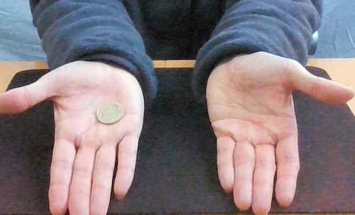 手を開くと、右手にコインが瞬間移動しました