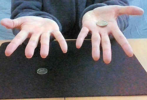 左手のコインを握り、手を広げると瞬間移動したように見える