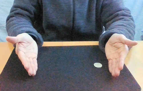 右手にあったコインが、左手に瞬間移動していた