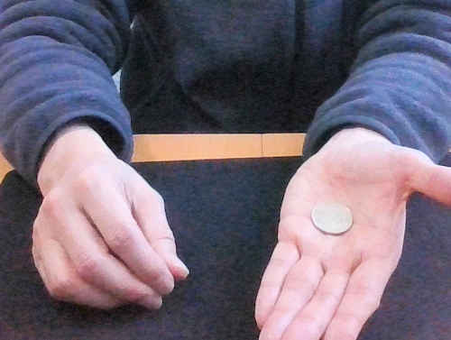 手の中のコインが瞬間移動するマジックの種明かし