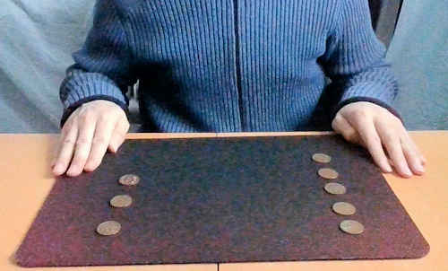 コインは、右手に3枚、左手に5枚となり、１枚が移動した