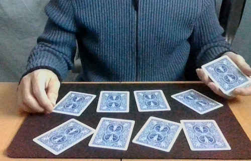 8枚の裏向きのカードを並べて、１枚カードを選んでもらう
