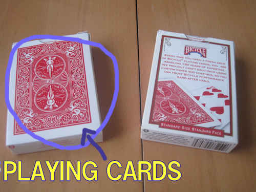 バイスクルの「PLAYING CARDS」の裏面に注目すること