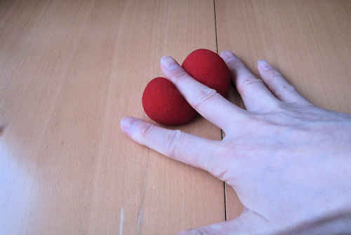 指と指の間から、２個のボールを出現させてきます
