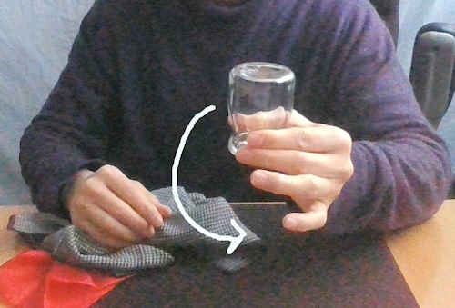 コップのサイズによって、指を押さえる支点を調整する
