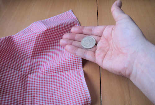 ハンカチを取ると、右手からコインが現れる