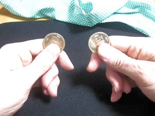 コインを人差し指と親指でもちます。両手でできるようにします