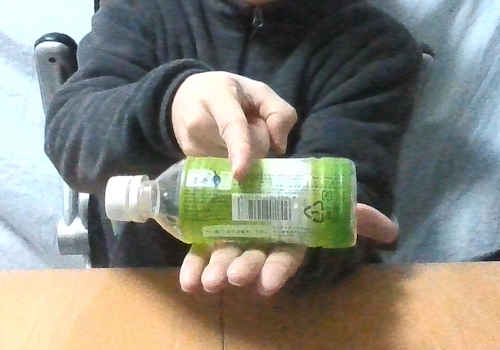右手の人差し指をペットボトルの上に置きます