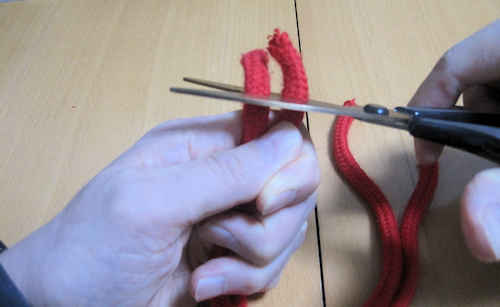 ロープをハサミで横にも切ります
