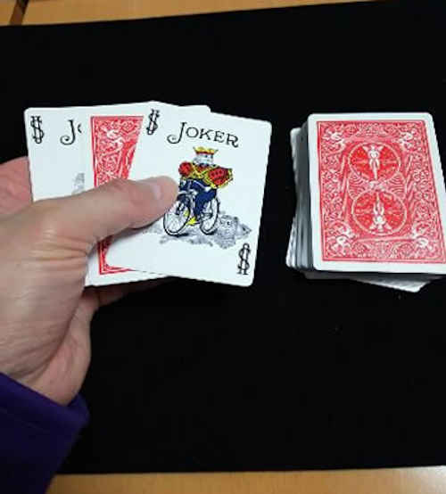 左手には２枚のジョーカーとそれに挟まれた1枚のカードが残る