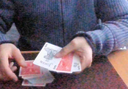 左手にはジョーカー２枚とその間に挟まれたカード１枚が残る