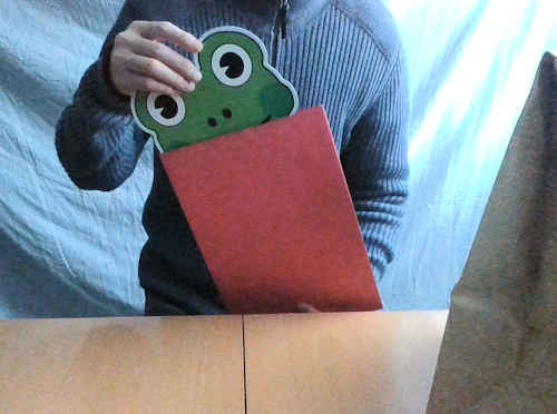 赤色の封筒の中は、カエルのカードに変わりました