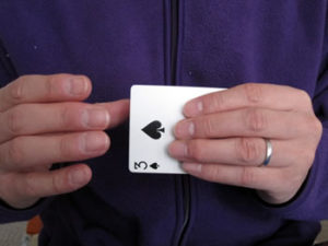 カードを半分、左手で覆う