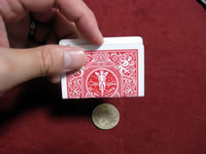 コインがカードを貫通する現象を見せられる