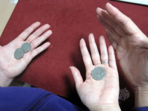 １枚のコインは相手の手に瞬間移動