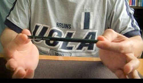 鉛筆の両端を、人差し指と親指で持ちます。