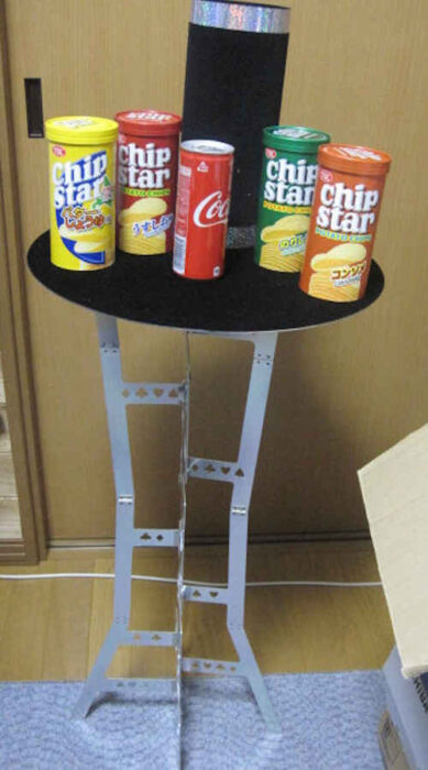パタパタテーブルにポテトチップス缶を置いた写真