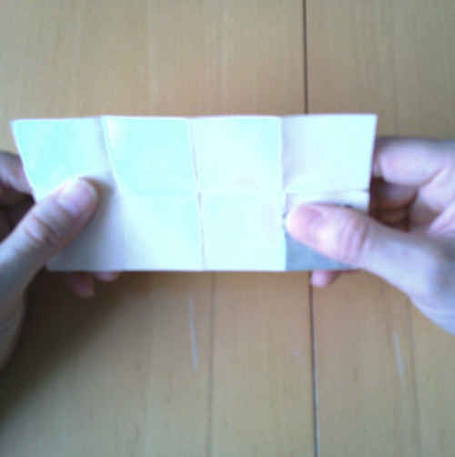 白い紙の右下に、千円札が配置される