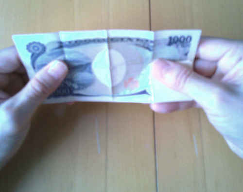 千円札全体をひろげると、白紙が変化したように見える