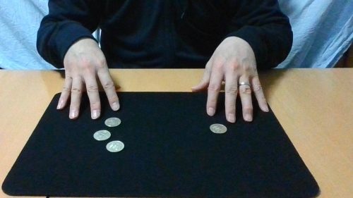右手にコイン３枚、左手にコイン１枚