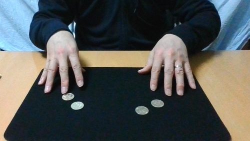 右手にコイン２枚、左手にコイン2枚