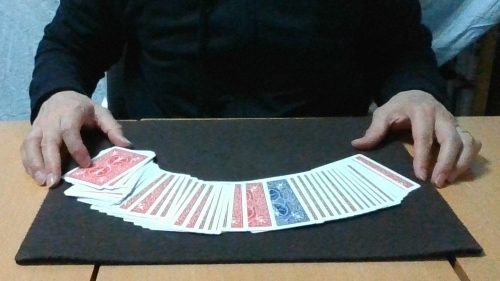 １枚のカードが青、それ以外は赤のカード