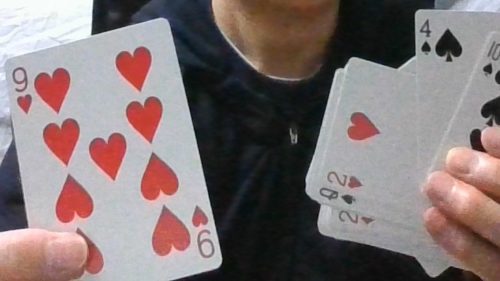 裏返っていたカードは、ハートの9で相手が言ったカードと一致しました