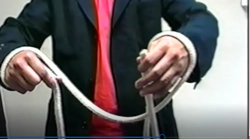 左手首にかかっているロープは手を手を離さずそのままおろします