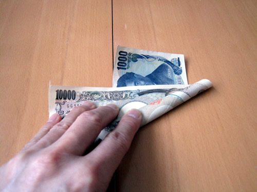 一万円札が上になっています