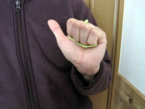 輪ゴムの輪の中に親指以外の４本の指を入れる