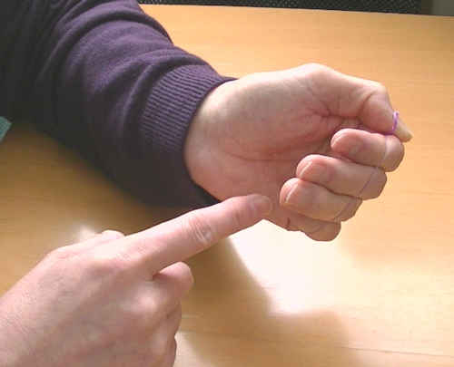 ４本の指で輪ゴムをすくいあげるように手をひらきます