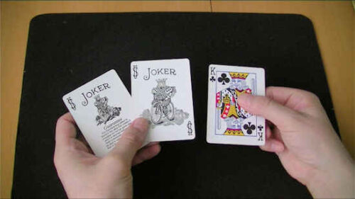2枚のジョーカーと１枚のキングのカードを用意します