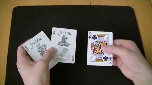 右手にキングのカード、左手にジョーカー２枚を持ちます